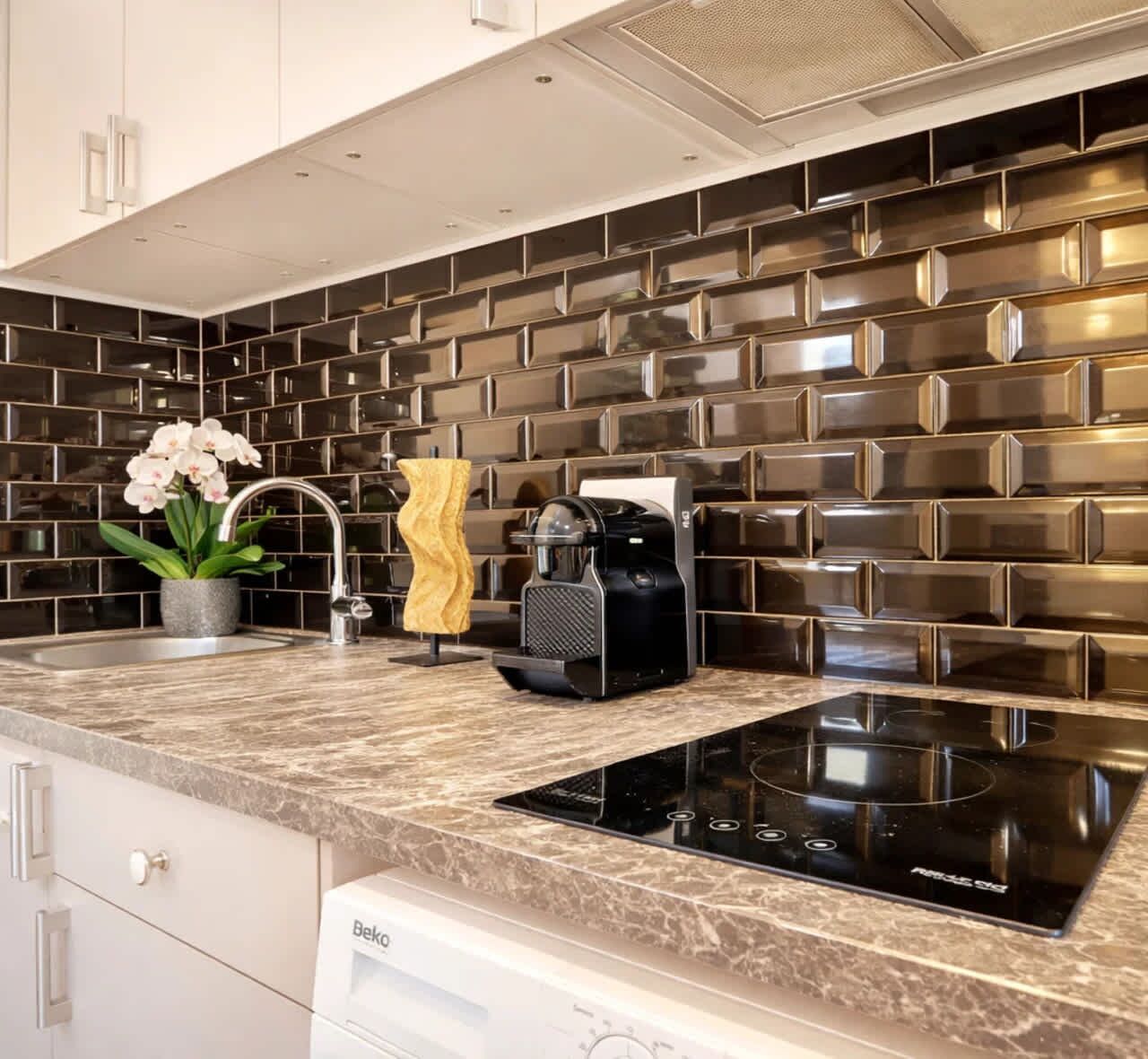 冷蔵庫、電子レンジ、コンロ、コーヒー / ティーメーカー