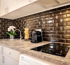 Réfrigérateur, four à micro-ondes, surface de cuisson, cafetière-théière