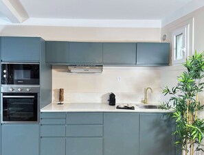 Wasserkocher mit Kaffee-/Teezubehör, Kühlschrank, Mikrowelle, Ofen