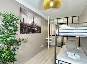 2 Schlafzimmer, Schreibtisch, Bügeleisen/Bügelbrett, Reisekinderbett