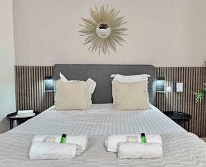 2 habitaciones, escritorio y tabla de planchar con plancha 