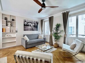 TV, offices - Luxurious apartment near Champs-Elysées with lift (Paris)