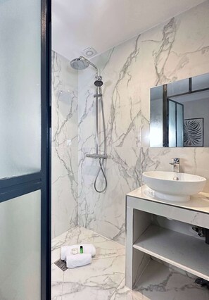 Bathtub, hair dryer, towels, shampoo