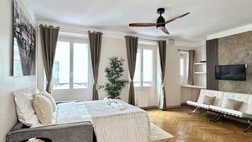 2 slaapkamers, een bureau, een strijkplank/strijkijzer, reisbedje