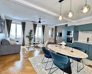 TV, offices - Luxurious apartment near Champs-Elysées with lift (Paris)