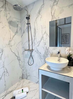 Baignoire, sèche-cheveux, serviettes fournies