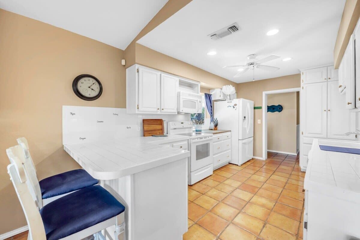 Køleskab, mikrobølgeovn, ovn, kogeplade