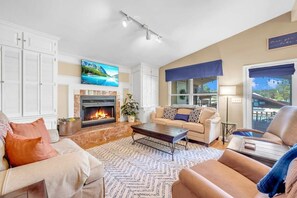 Smart TV, fireplace, DVD player, books - La Vida Lago- Waterfront home|Water Toys (Marble Falls)