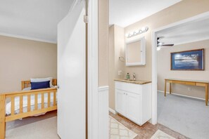 4 bedrooms, iron/ironing board, WiFi, bed sheets