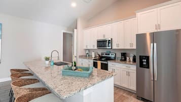 Een koelkast, een magnetron, een kookplaat, een vaatwasser