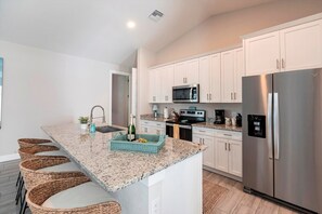 Jääkaappi, mikroaaltouuni, liesi, astianpesukone