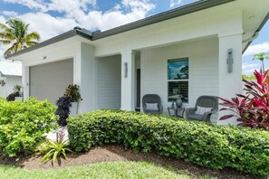 Exterior - Chic 3BR Oasis by the Beach  Heated Pool (Naples)