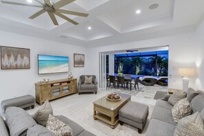 Smart TV, fireplace, stereo - Chic 3BR Oasis by the Beach  Heated Pool (Naples)