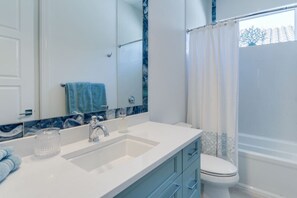 Bathtub, hair dryer, towels - Chic 3BR Oasis by the Beach  Heated Pool (Naples)