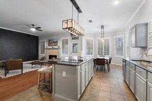 Fridge, microwave, oven, stovetop - Heated Pool|Hot Tub|Sleeps 16|Putting Green! (McKinney)
