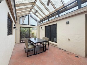 Outdoor dining - Decorated with love! 4BD Family House w/ Pool (Robertson)