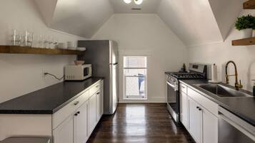 Een koelkast, een magnetron, een oven, een kookplaat