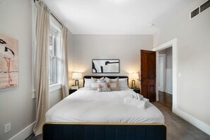 2 bedrooms, desk, iron/ironing board, free WiFi - Walkable 2BR near Findlay Market | Downtown | Stadiums (Cincinnati)