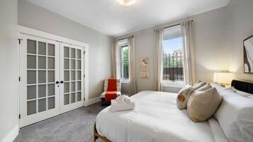 2 bedrooms, desk, iron/ironing board, free WiFi