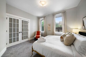 2 slaapkamers, een bureau, een strijkplank/strijkijzer, gratis wifi