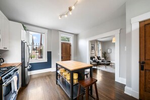 Fridge, microwave, oven, stovetop - Walkable 2BR near Findlay Market | Downtown | Stadiums (Cincinnati)