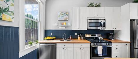 Een koelkast, een microgolfoven, een oven, een kookplaat