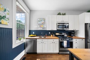 Een koelkast, een magnetron, een oven, een kookplaat