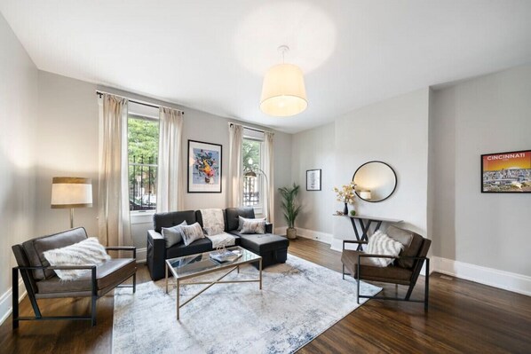 Smart TV - Walkable 2BR near Findlay Market | Downtown | Stadiums (Cincinnati)