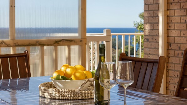 Outdoor dining - Large house with beautiful views in great location (Kiama)