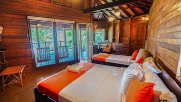 Cofres nos quartos, escrivaninha, espaço de trabalho para notebook