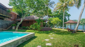 12 piscinas externas