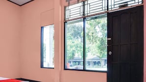 Kamar Double Ekonomi | Meja kerja, ruang kerja ramah laptop, Wi-Fi gratis, dan seprai linen