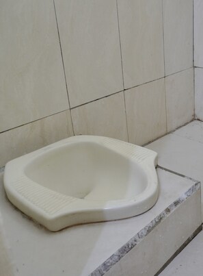 Chambre Double Économique | Salle de bain | Douche, serviettes fournies, papier toilette