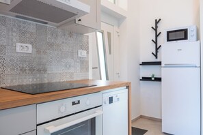 Réfrigérateur, micro-ondes, four, plaque de cuisson