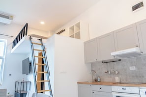 Réfrigérateur, micro-ondes, four, plaque de cuisson