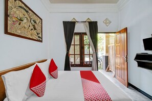 Standard Double Room | Desk, laptop workspace, bed sheets - Super OYO 90672 ADHYA GUEST HOUSE LOMBOK (Mataram)