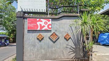 Vista frontal de la propiedad