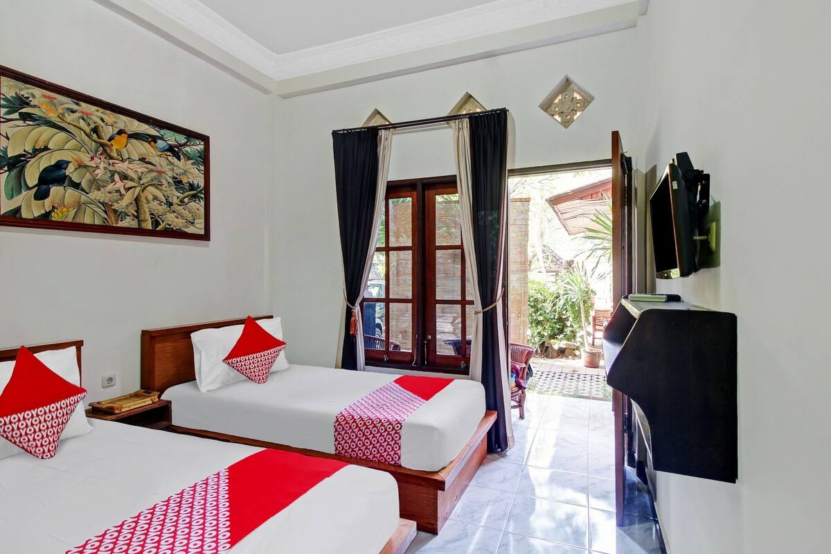 Kamar Twin Standar | Meja kerja, ruang kerja ramah laptop, dan seprai linen