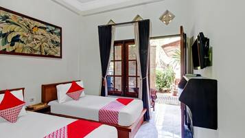 Habitación estándar con 2 camas individuales | Escritorio, espacio para trabajar con laptop y ropa de cama