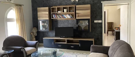 Een smart-tv en boeken