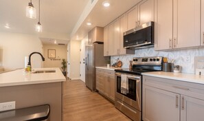 Kühlschrank, Mikrowelle, Herdplatte, Geschirrspüler