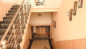 Eine Treppe führt zu einer Küchenzeile mit Schränken und einer Arbeitsfläche.