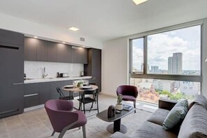 Tv och ett bordtennisbord