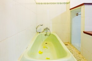 Twin Room | Bathroom | Shower, towels