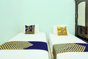 Habitación básica con 2 camas individuales | Espacio para trabajar con laptop, wifi gratis y ropa de cama