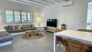 Televisión y chimenea 
