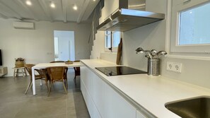 Kjøleskap, mikrobølgeovn, ovn og oppvaskmaskin