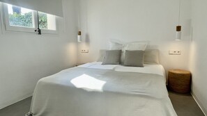 4 bedrooms, iron/ironing board, free WiFi, bed sheets