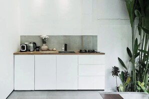 Luxury Villa | Private kitchen | Mini-fridge, toaster