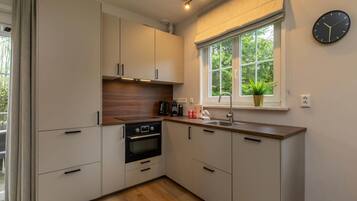 Jääkaappi, uuni, liesi, astianpesukone